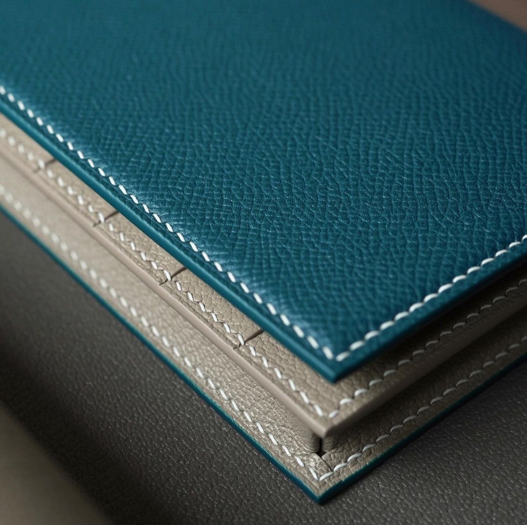 กระเป๋าสตางค์ใบยาวสีน้ำเงินมารีน x สีเบจอ่อน