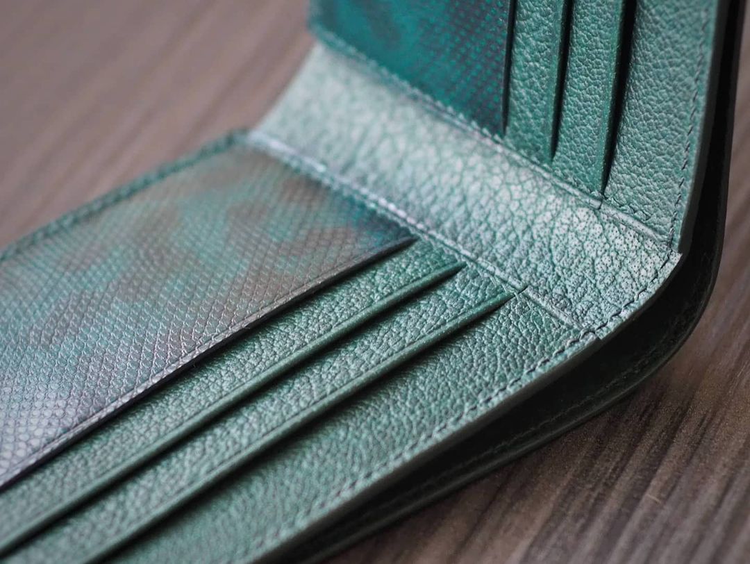 กระเป๋าสตางค์หนัง Epsom ลายงูพับสองทบ