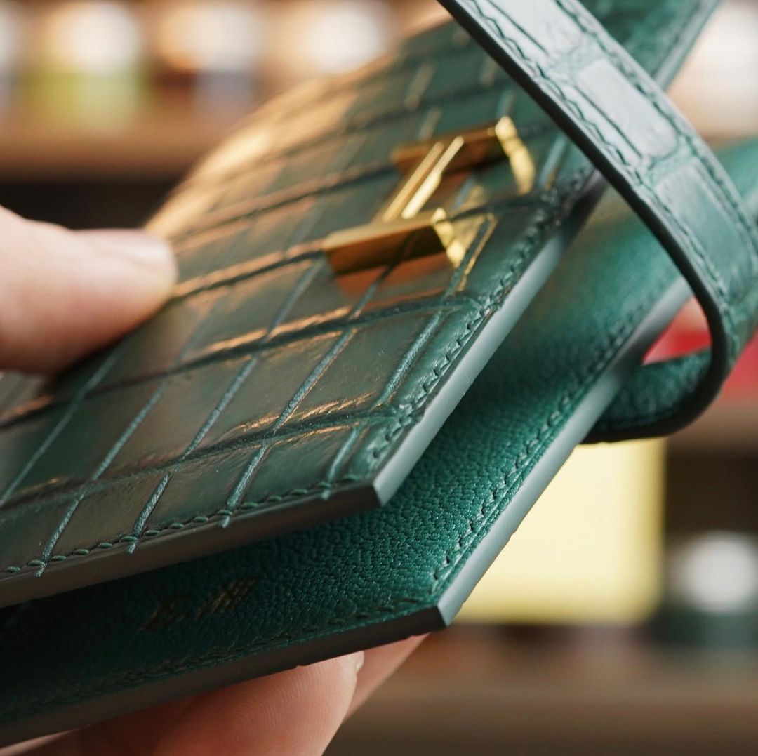 กระเป๋าสตางค์สีเขียวพร้อมช่องใส่เหรียญแบบซิป