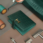 กระเป๋าสตางค์สีเขียวพร้อมช่องใส่เหรียญแบบซิป