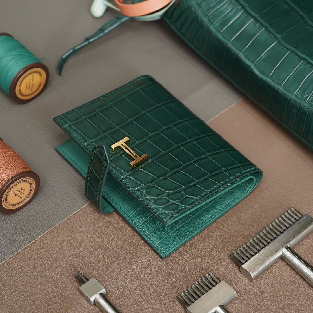 กระเป๋าสตางค์สีเขียวพร้อมช่องใส่เหรียญแบบซิป