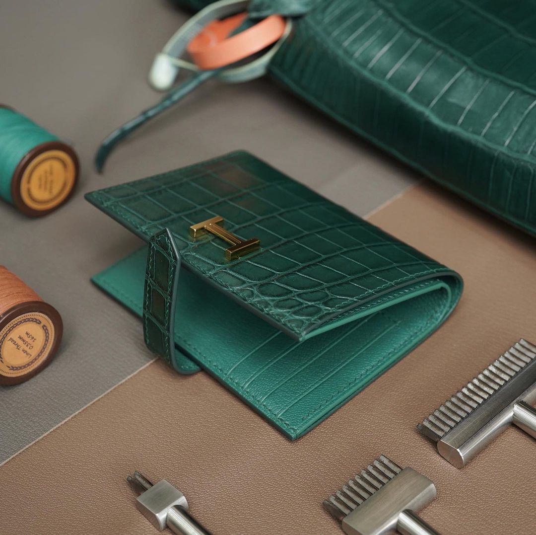 กระเป๋าสตางค์สีเขียวพร้อมช่องใส่เหรียญแบบซิป