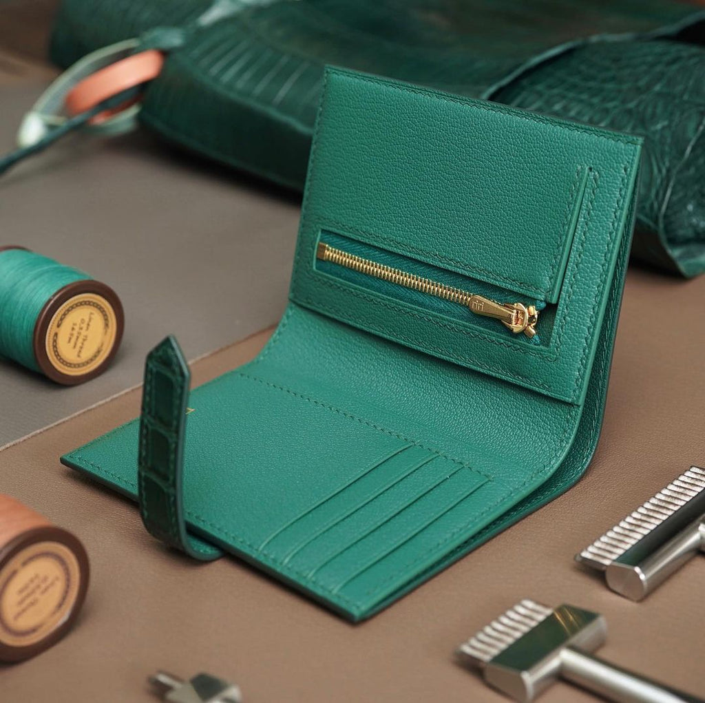 กระเป๋าสตางค์สีเขียวพร้อมช่องใส่เหรียญแบบซิป