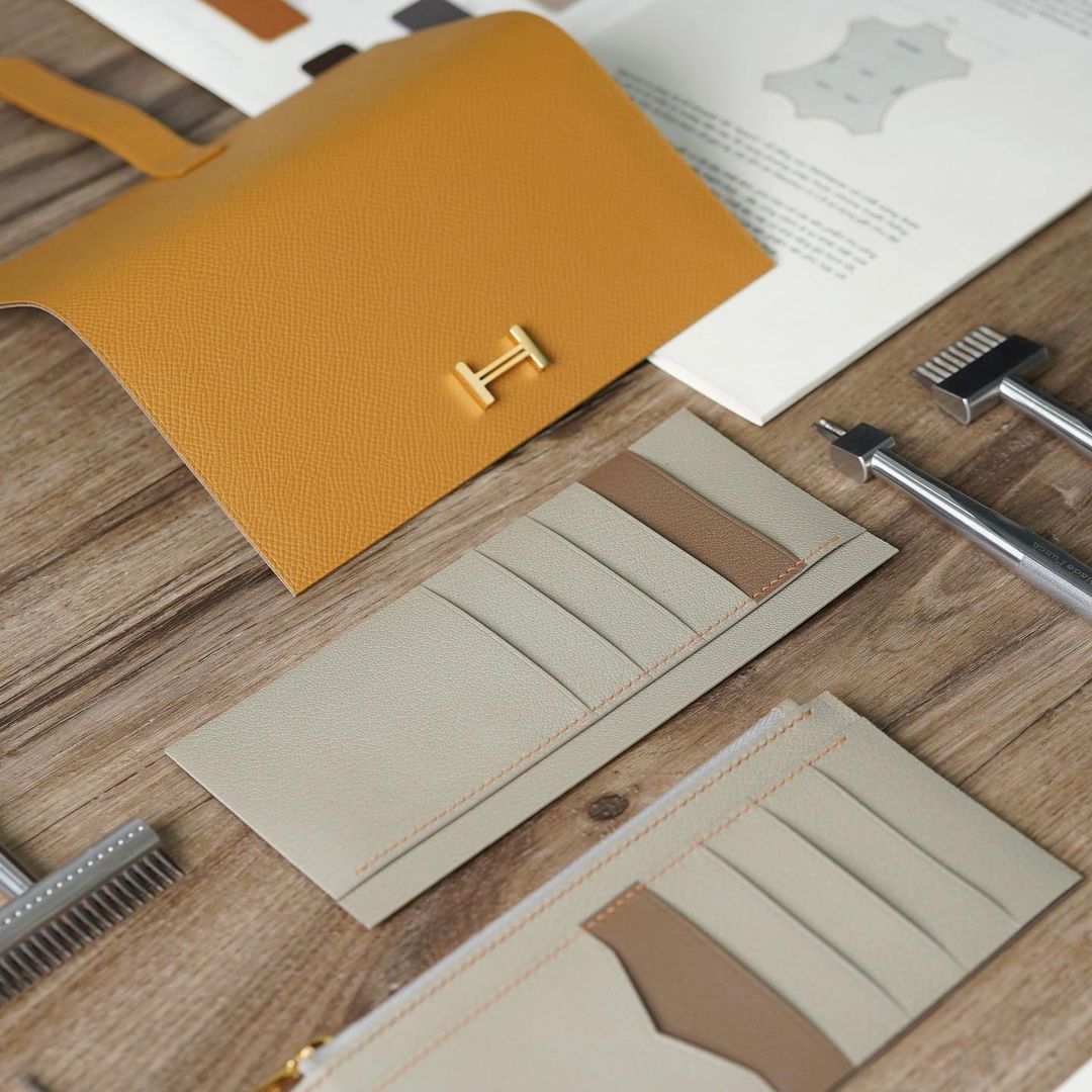 กระเป๋าสตางค์ใบยาวสีมัสตาร์ดสลับเบจ