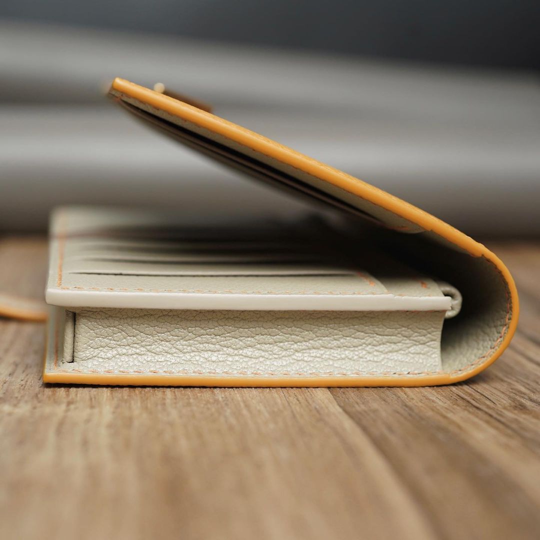 กระเป๋าสตางค์ใบยาวสีมัสตาร์ดสลับเบจ