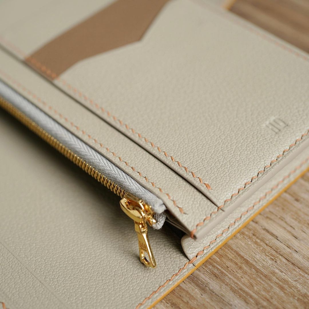 กระเป๋าสตางค์ใบยาวสีมัสตาร์ดสลับเบจ