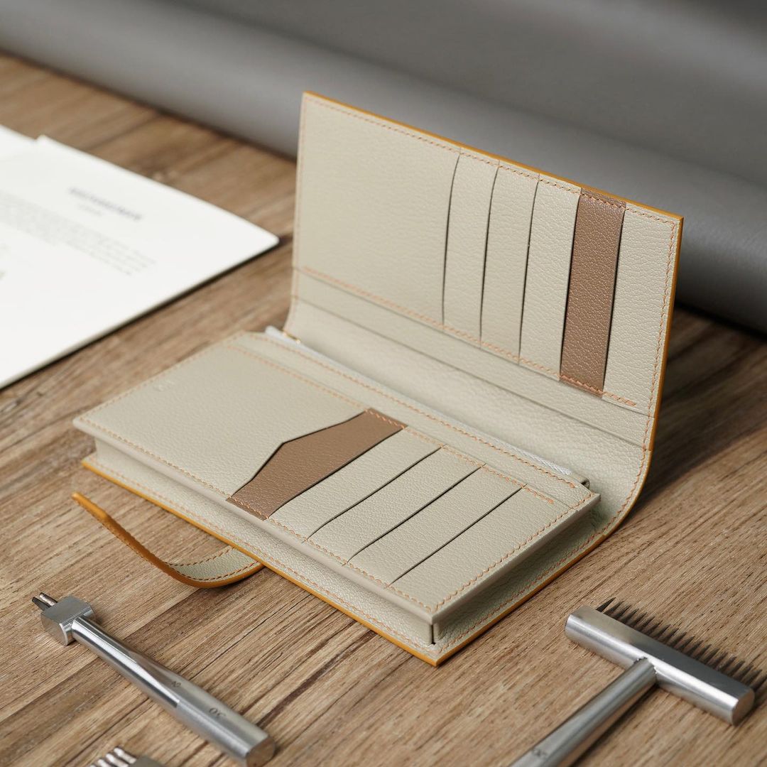 กระเป๋าสตางค์ใบยาวสีมัสตาร์ดสลับเบจ