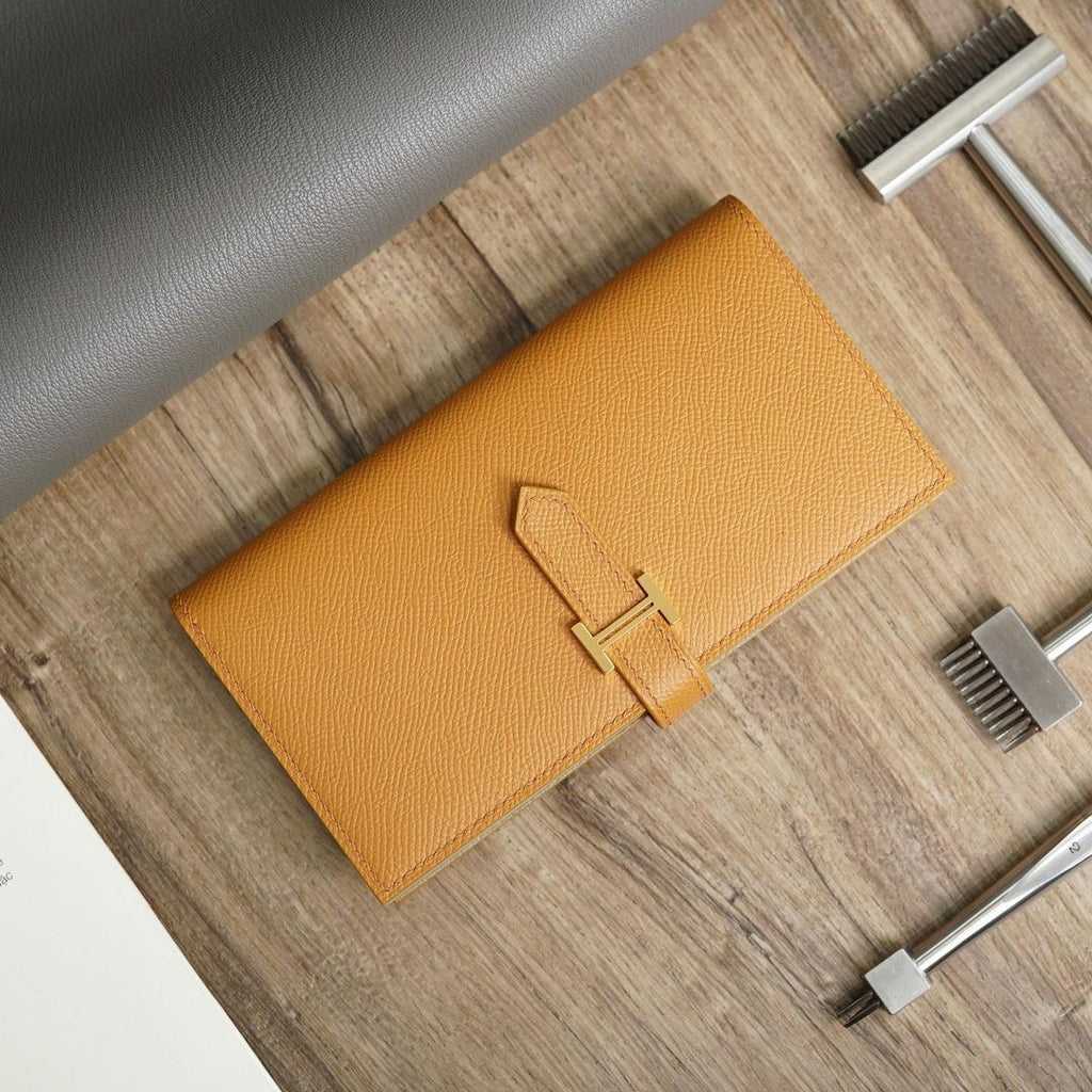 กระเป๋าสตางค์ใบยาวสีมัสตาร์ดสลับเบจ