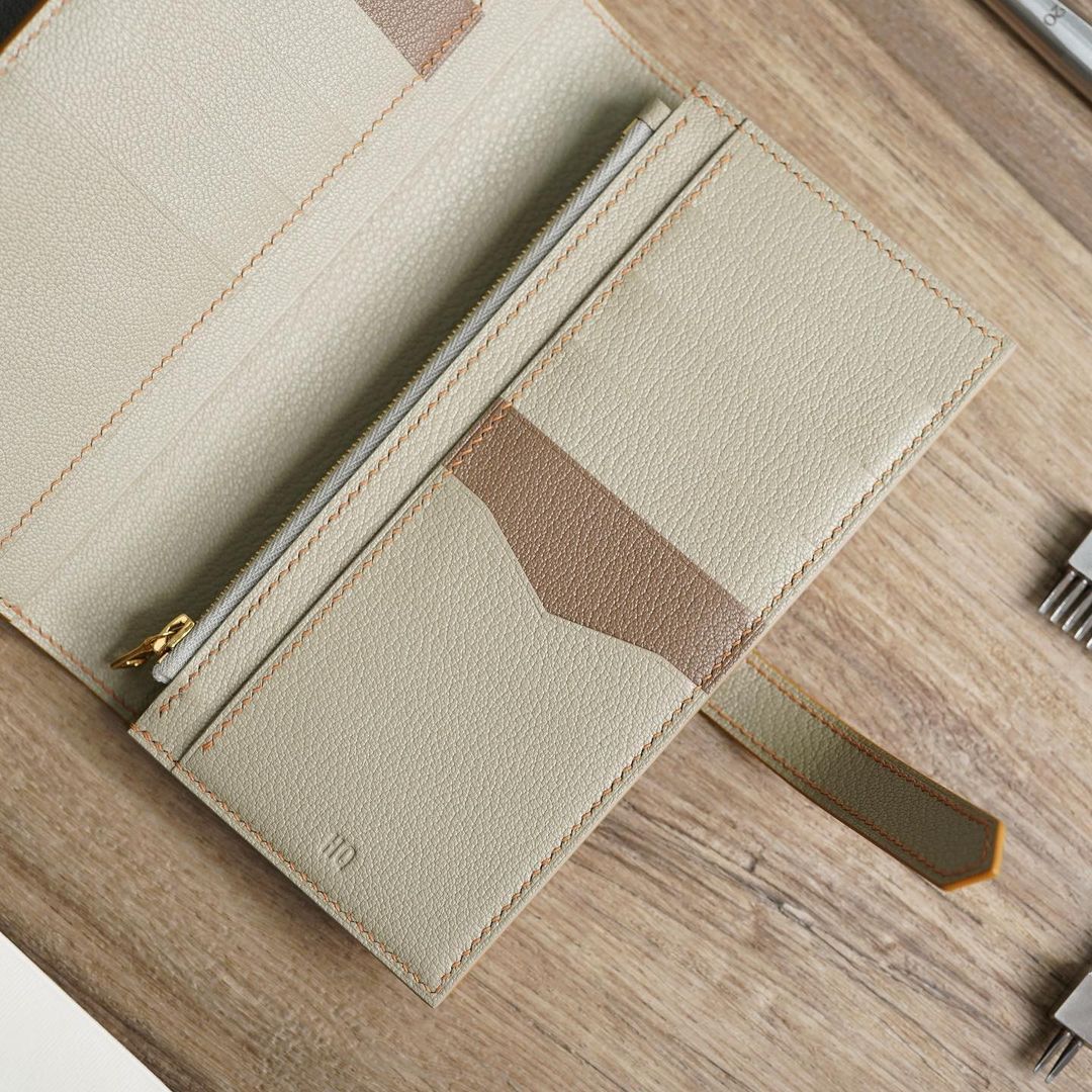 กระเป๋าสตางค์ใบยาวสีมัสตาร์ดสลับเบจ