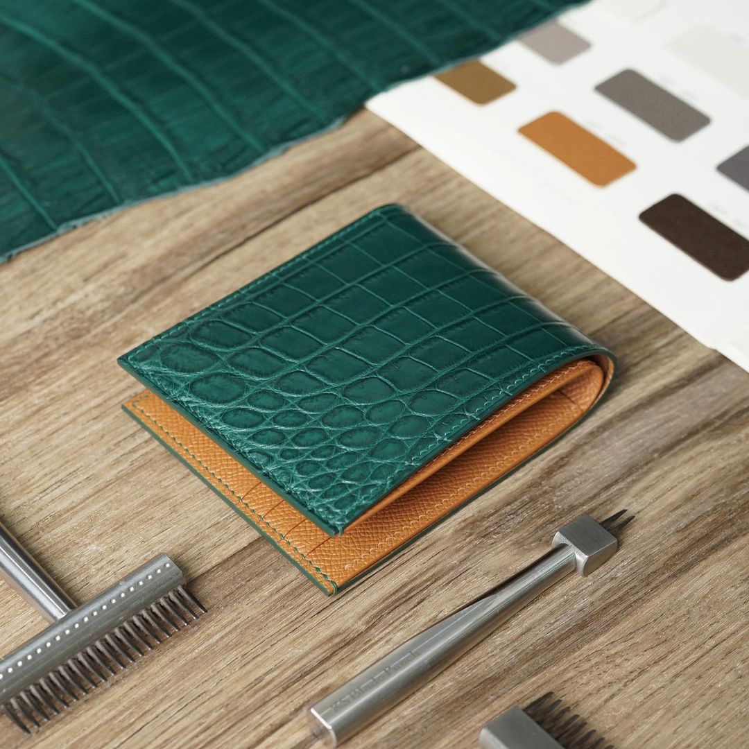 กระเป๋าสตางค์สองพับรุ่น Basic หนังจระเข้ผสม