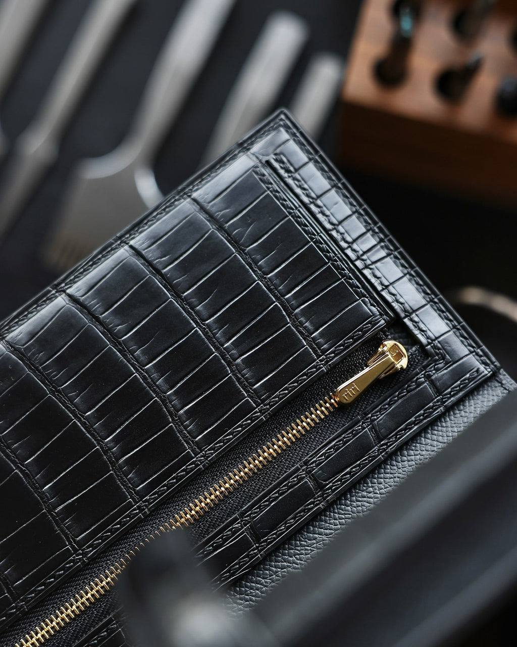 กระเป๋าสตางค์ Command ลายหนังจระเข้