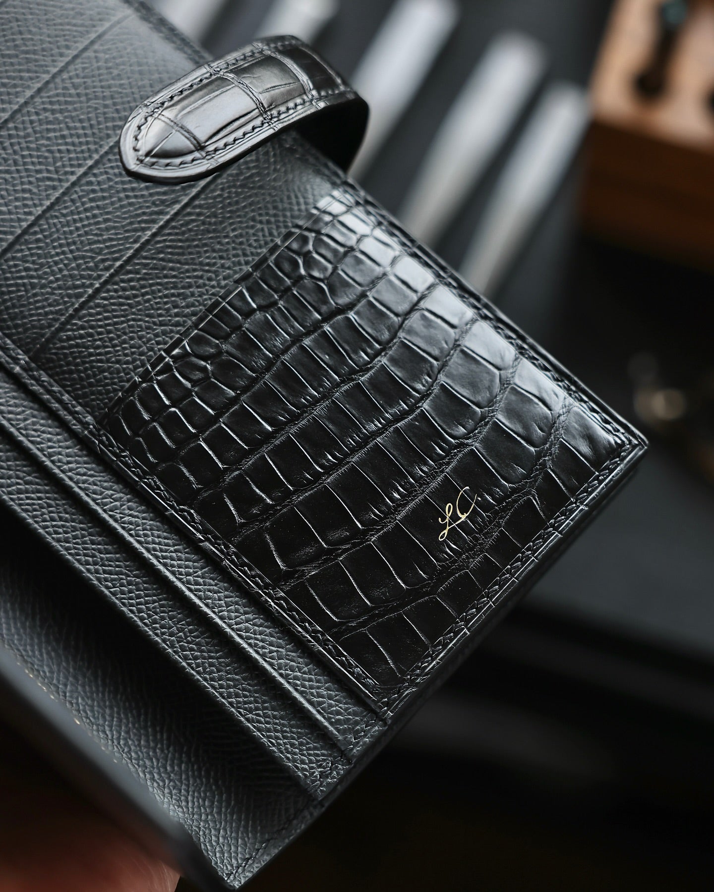 กระเป๋าสตางค์ Command ลายหนังจระเข้