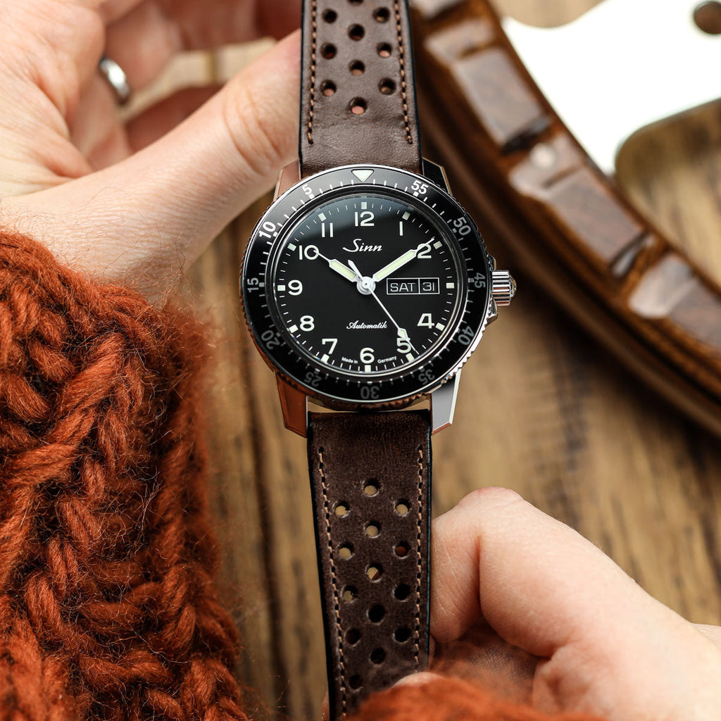 Lav Strap en Cuir Perforé Missouri de WatchGecko - Marron Foncé Élégant
