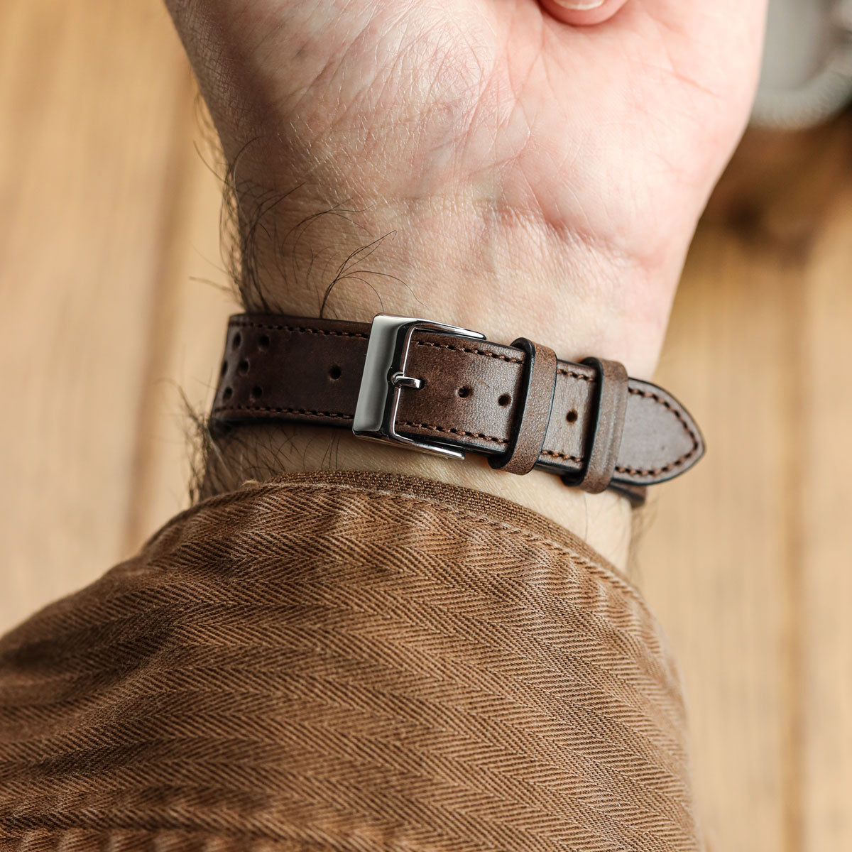 Lav Strap en Cuir Perforé Missouri de WatchGecko - Marron Foncé Élégant