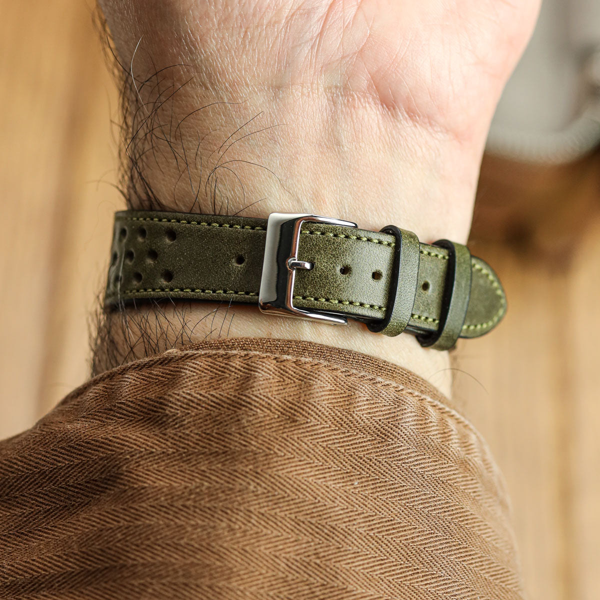 Bracelet en cuir perforé WatchGecko Missouri - Vert Élégant