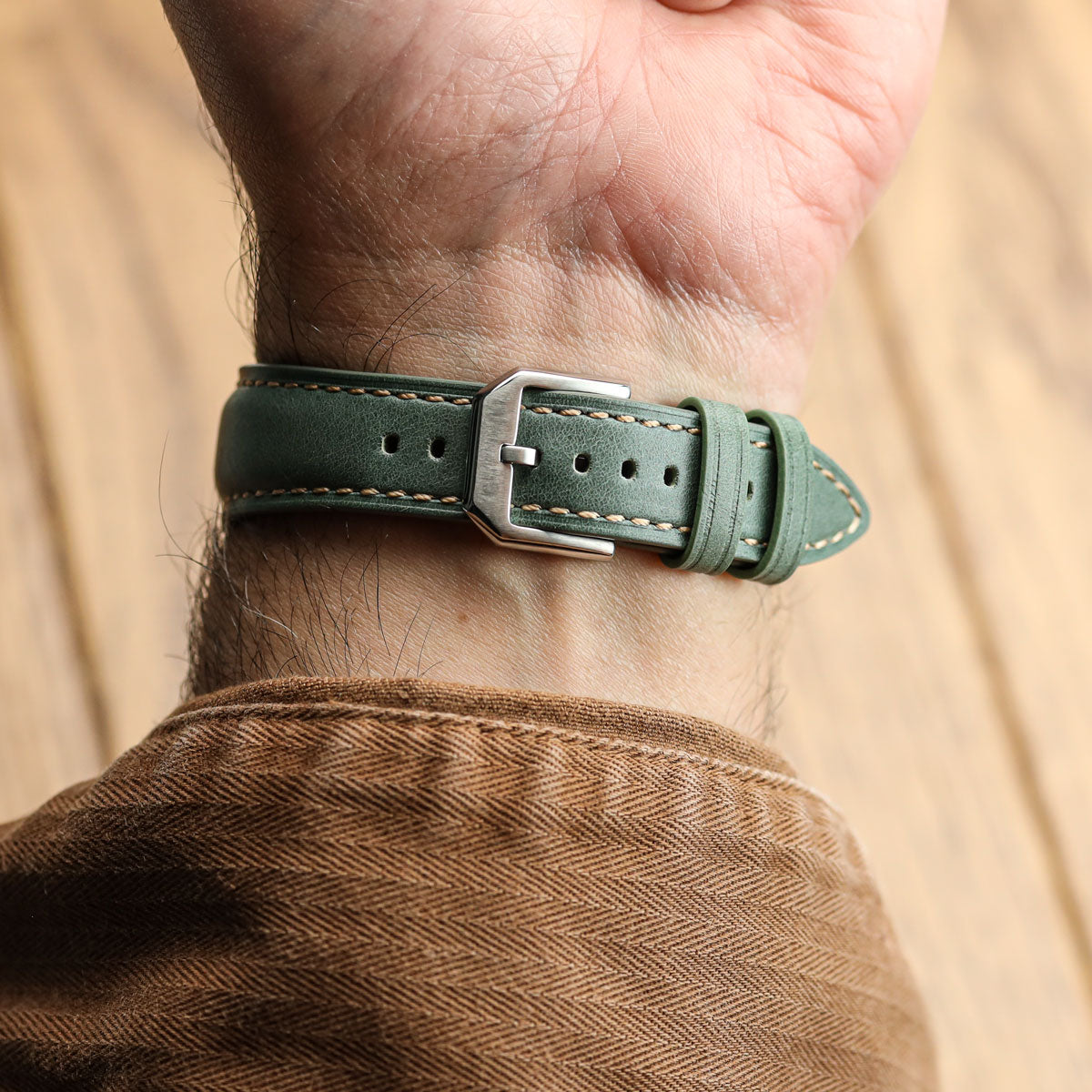 Bracelet de Montre Cuir Véritable Paddé en Vert Sage Pastel de Whitby