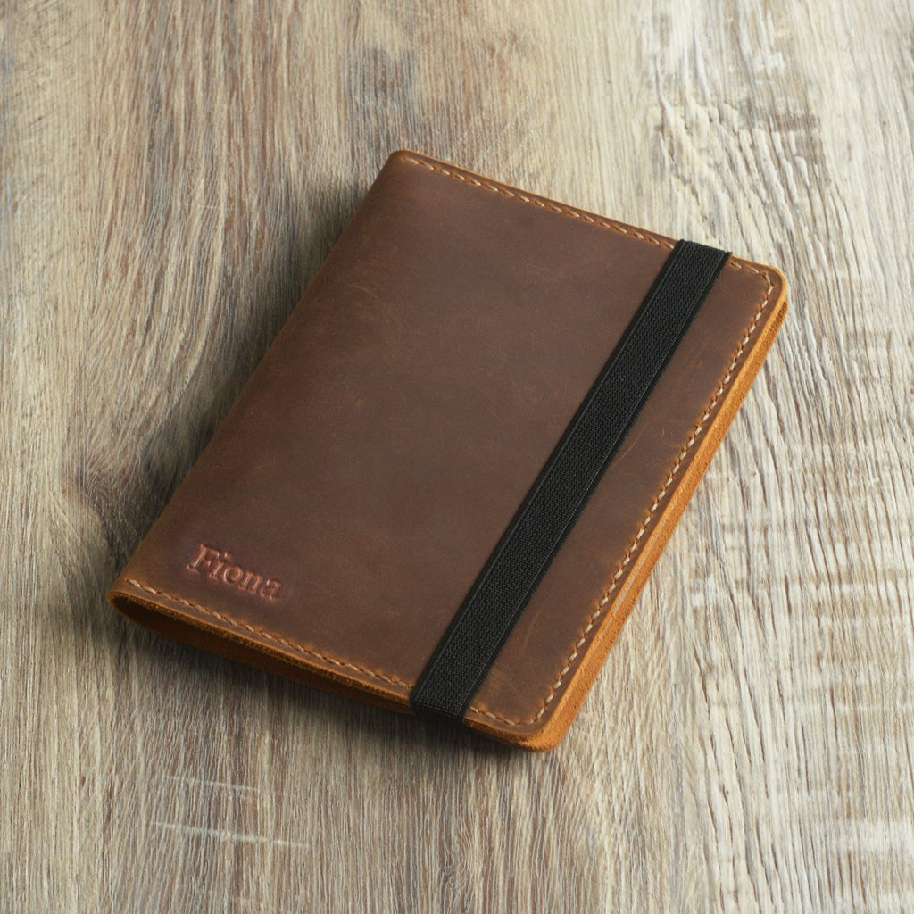 Étui en cuir pour Kindle Paperwhite / Kindle avec poignée et fermeture élastique - Cuir travaillé à la main - K01
