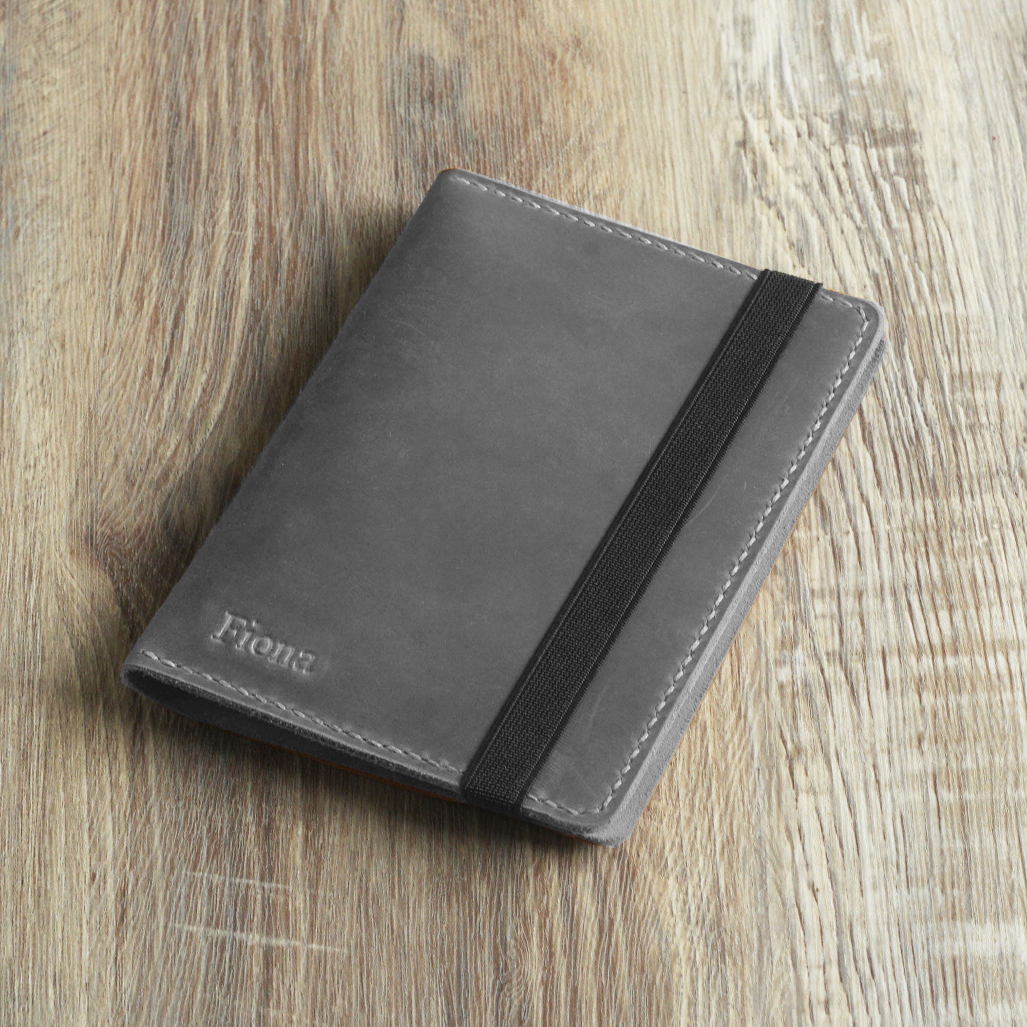 Étui en cuir pour Kindle Paperwhite / Kindle avec poignée et fermeture élastique - Cuir travaillé à la main - K01