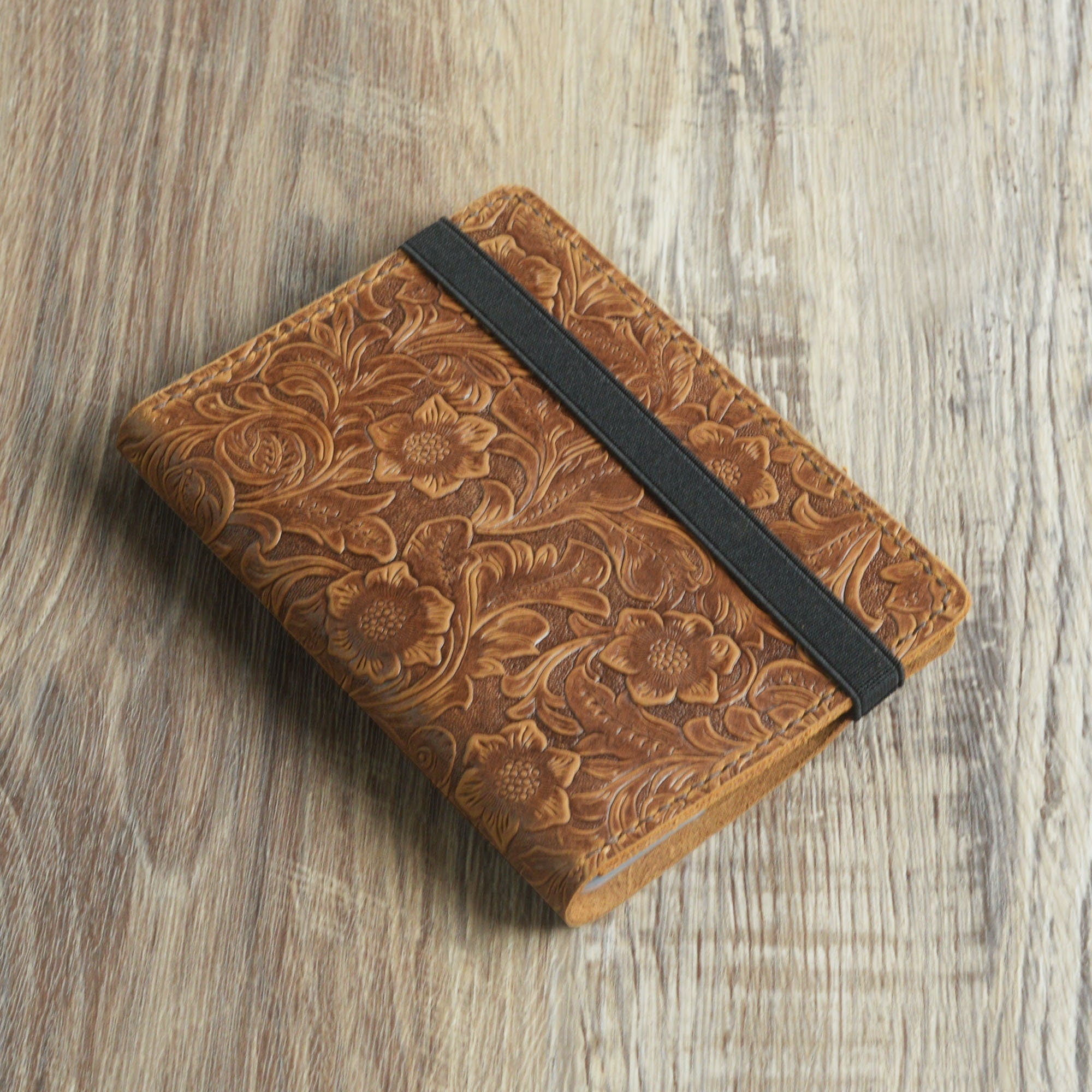 Étui en cuir pour Kindle Paperwhite / Kindle avec poignée et fermeture élastique - Cuir travaillé à la main - K01