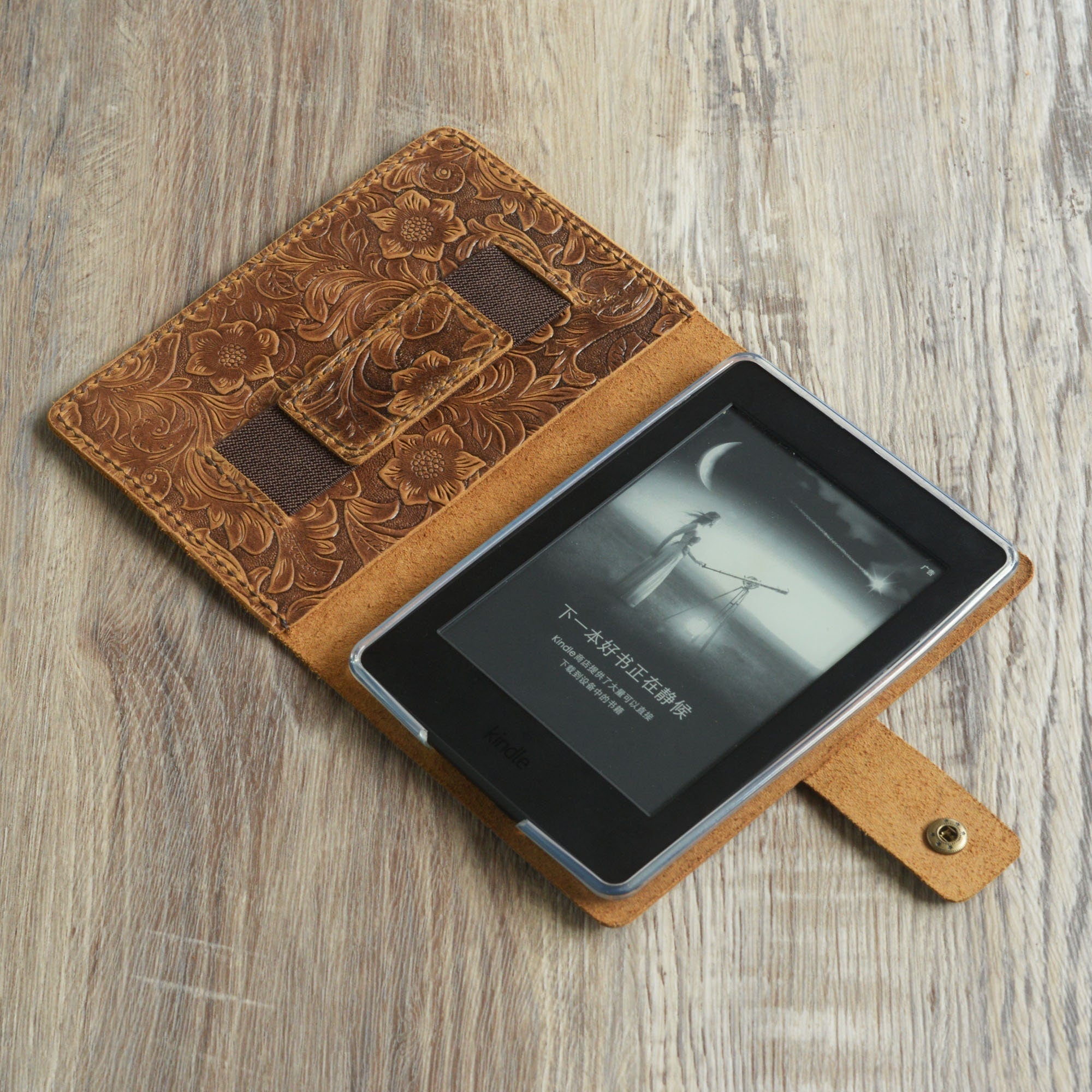 Элегантный кожаный чехол для Kindle Paperwhite с ручкой-ремнем и застежкой-кнопкой - Туированный кожаный дизайн - Model K01