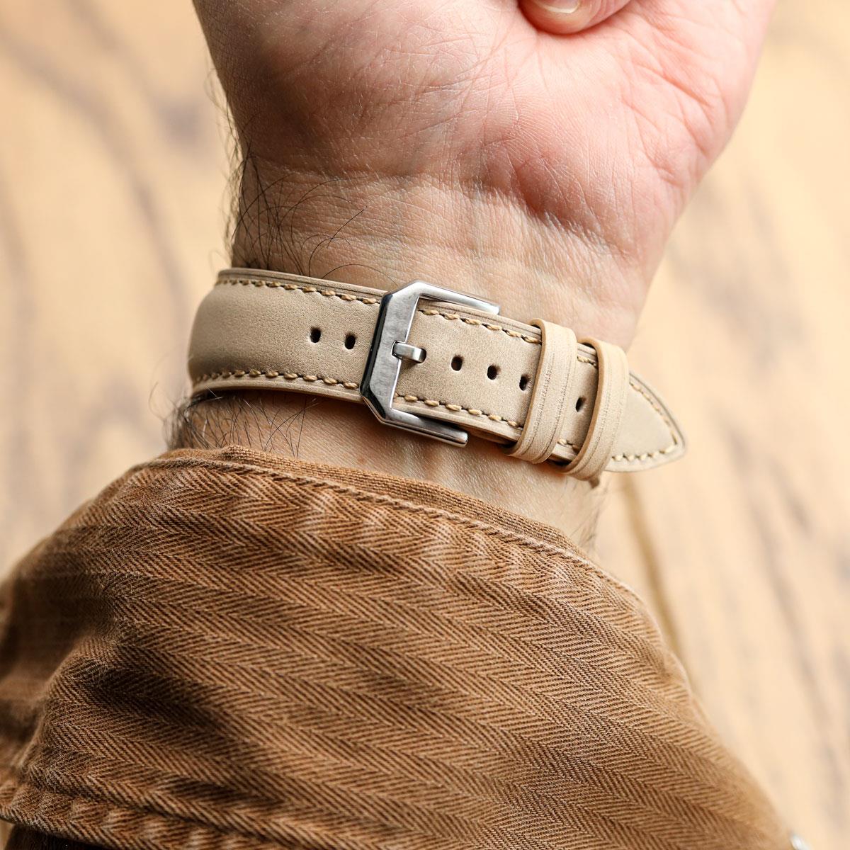 Bracelet en cuir véritable rembourré Whitby en beige pastel pour une élégance raffinée