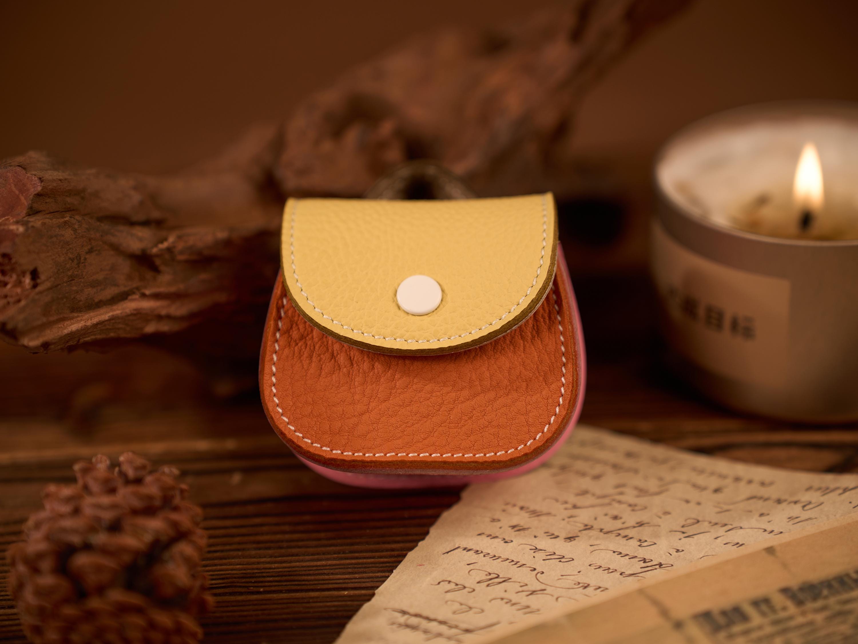 Handmade cowhide AirPods case | Suitable for all models, doubles as a coin purse and accessory.