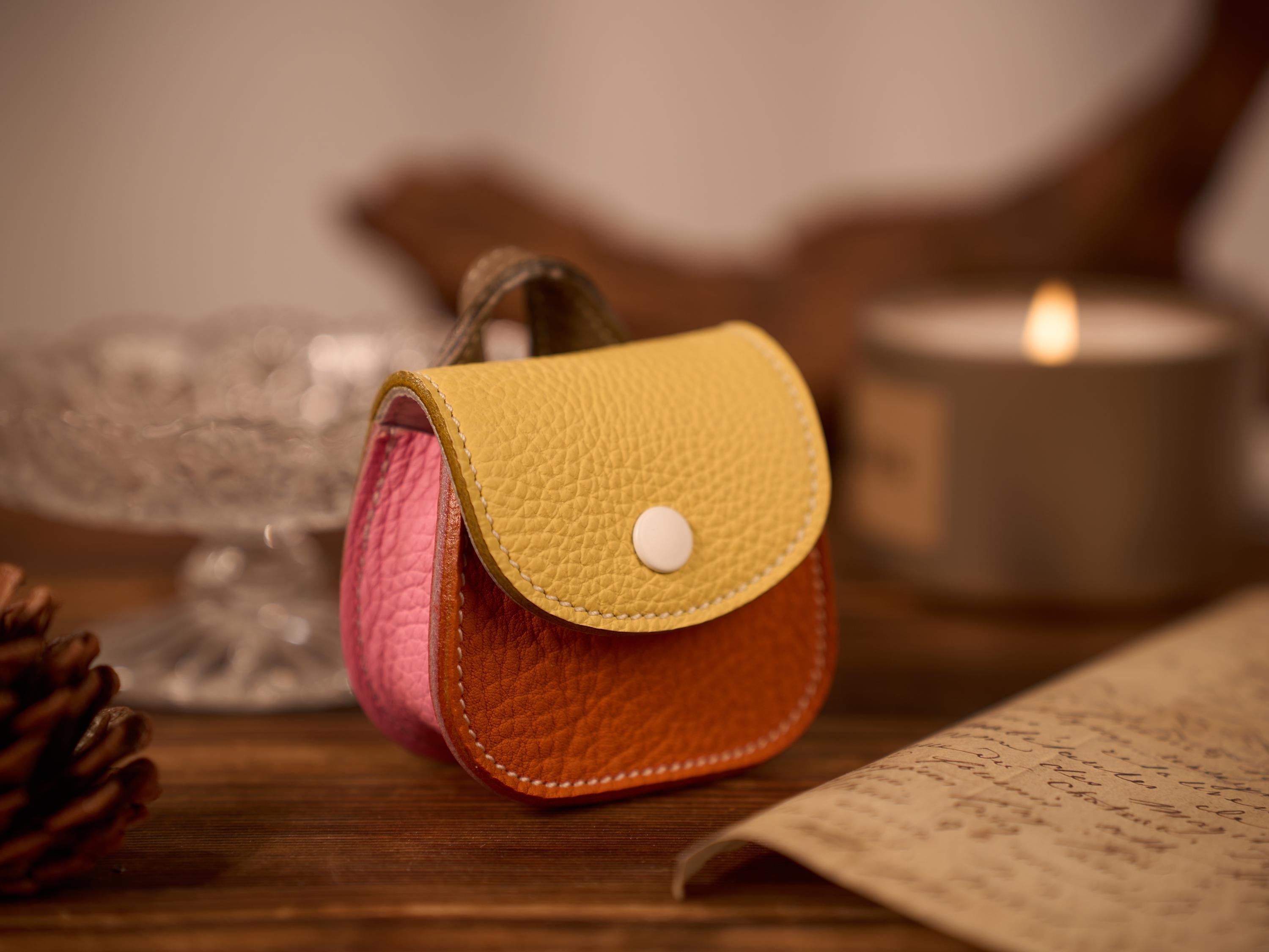 Handmade cowhide AirPods case | Suitable for all models, doubles as a coin purse and accessory.