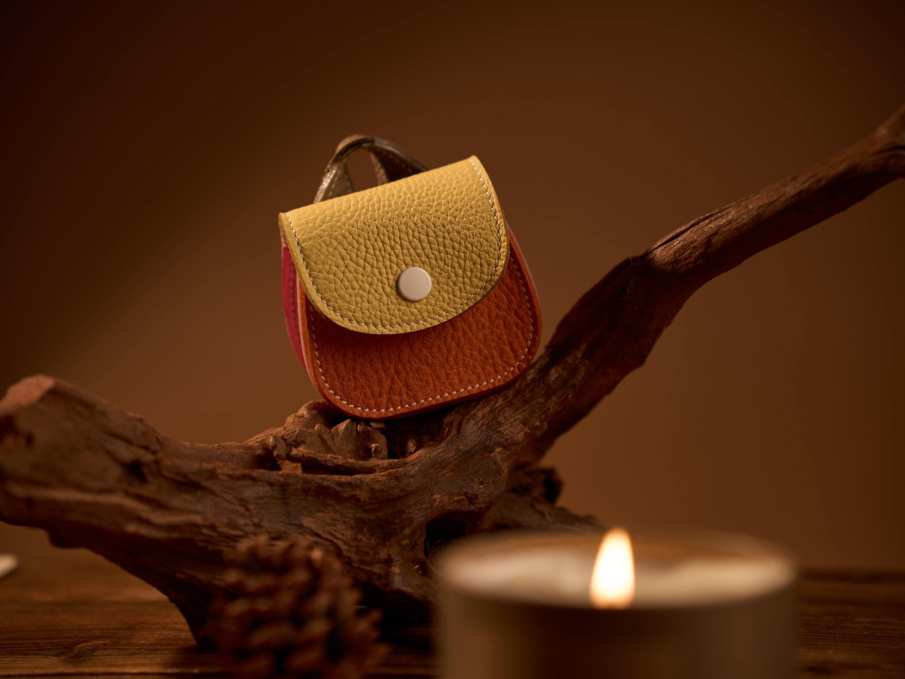 Handmade cowhide AirPods case | Suitable for all models, doubles as a coin purse and accessory.
