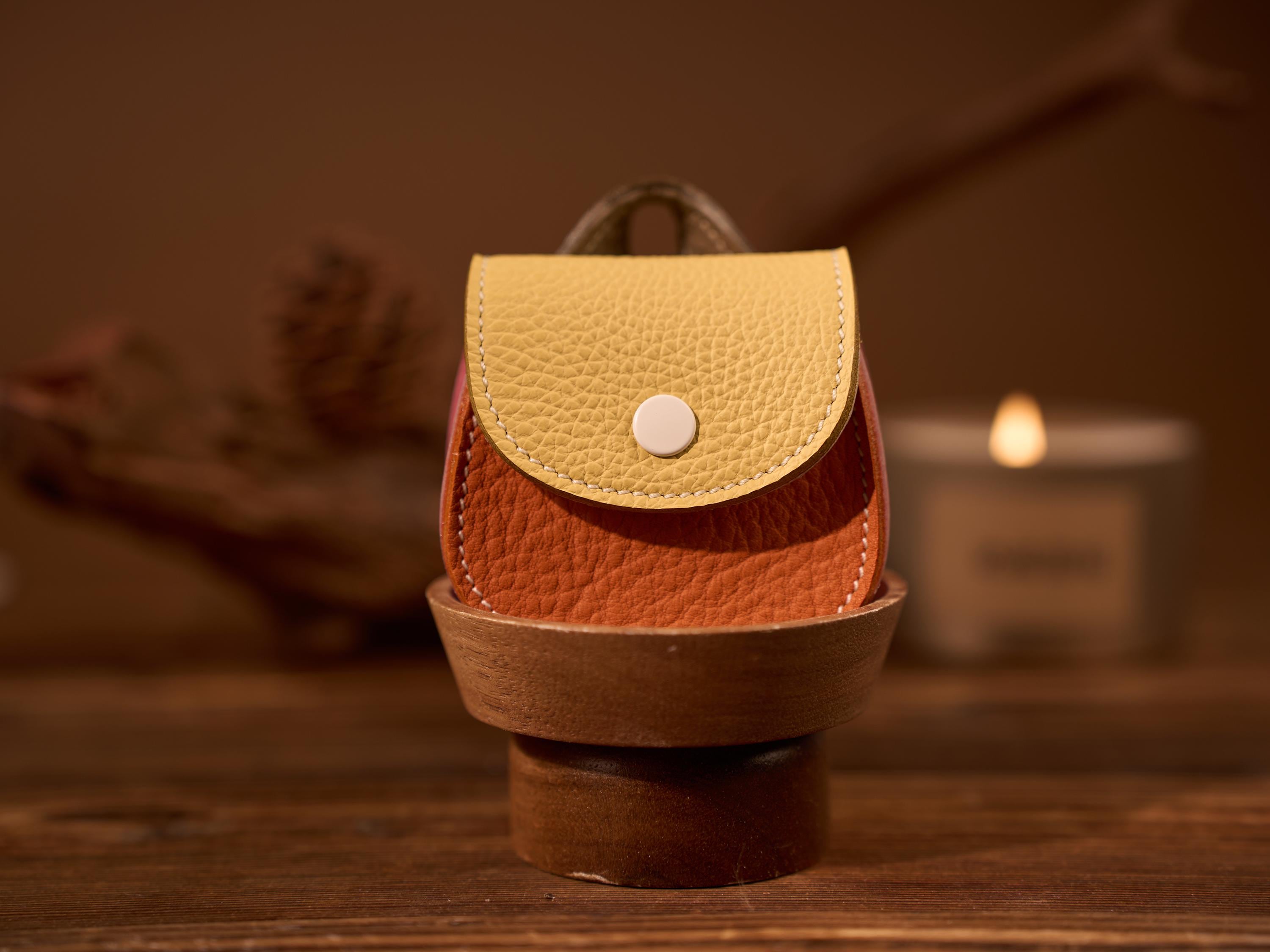 Handmade cowhide AirPods case | Suitable for all models, doubles as a coin purse and accessory.