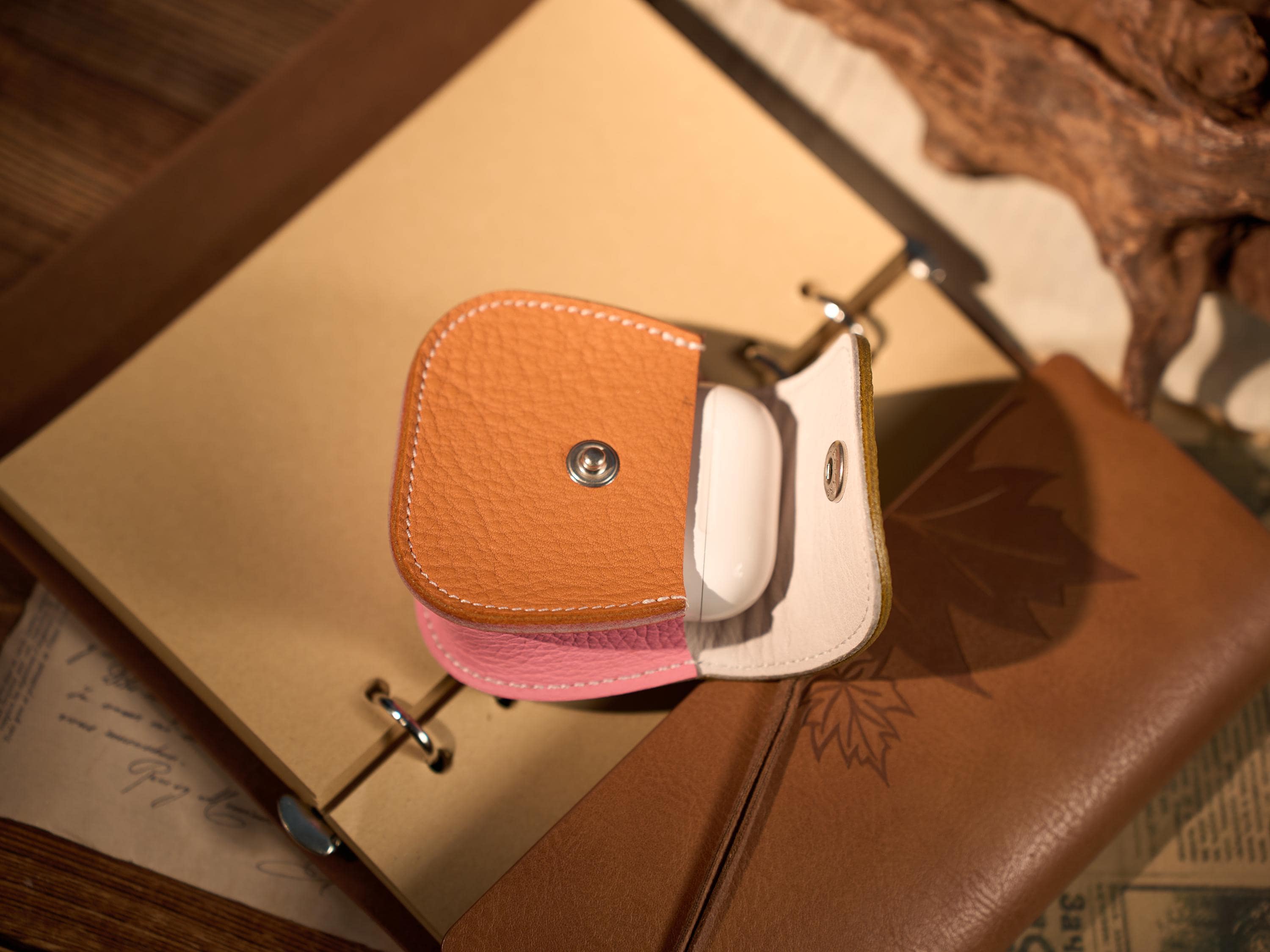 Handmade cowhide AirPods case | Suitable for all models, doubles as a coin purse and accessory.