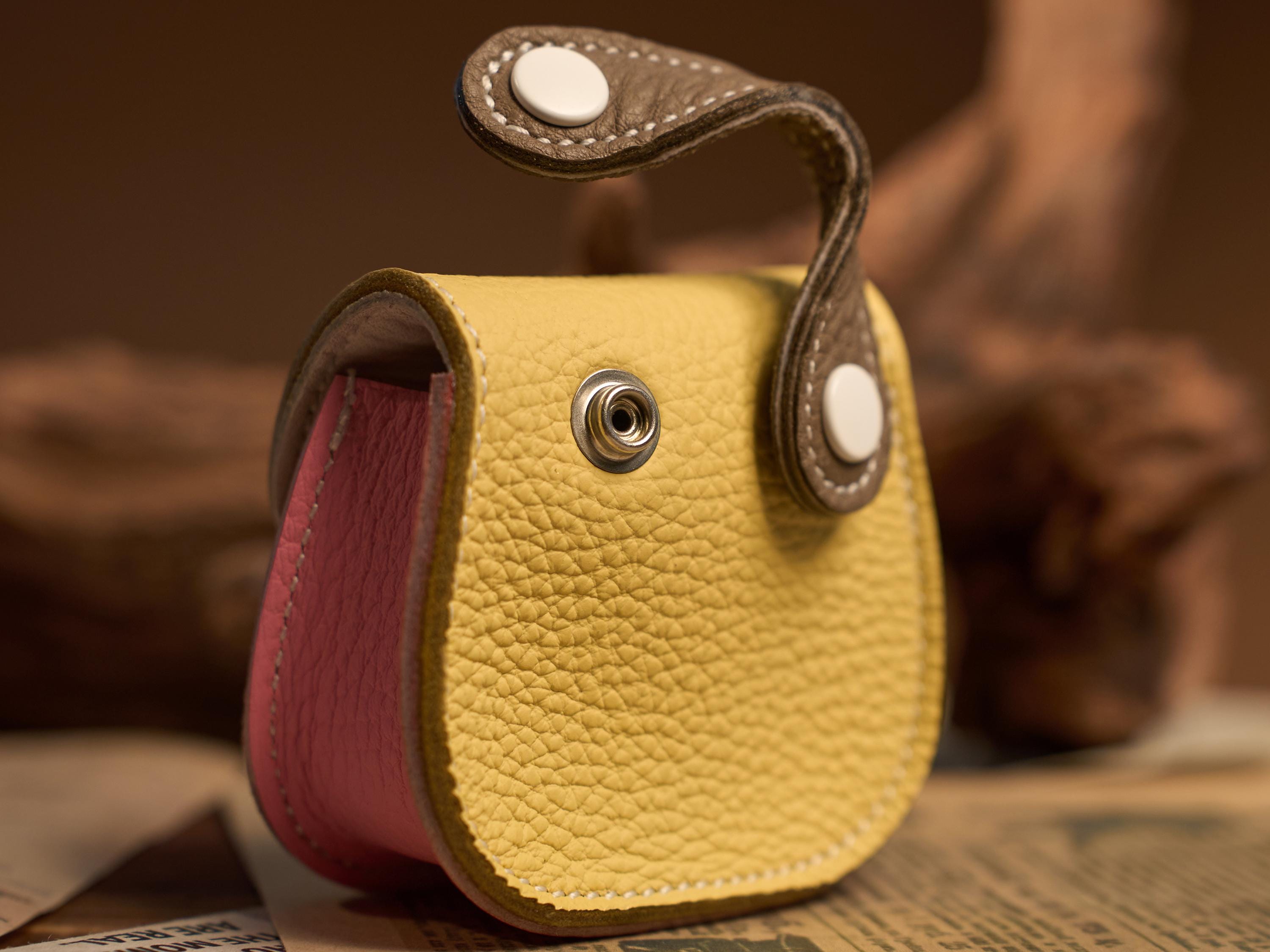 Handmade cowhide AirPods case | Suitable for all models, doubles as a coin purse and accessory.