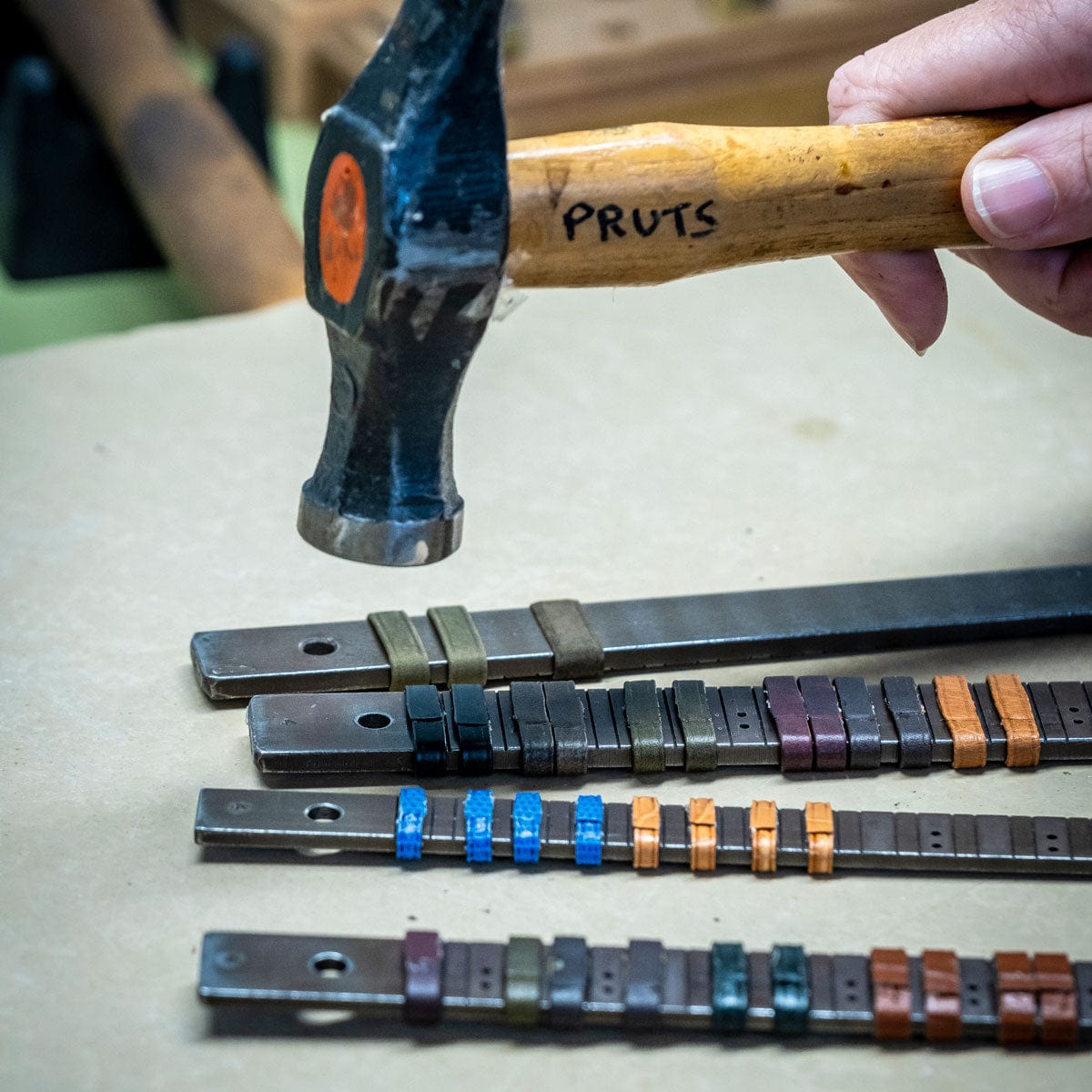 Bracelet en cuir patiné fait main par Boutsen Racing - Style Denim Bleu